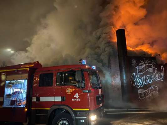 У Києві на проспекті Перемоги спалахнув ресторан/Фото: ДСНС У Києві три години гасили ресторан (фото)