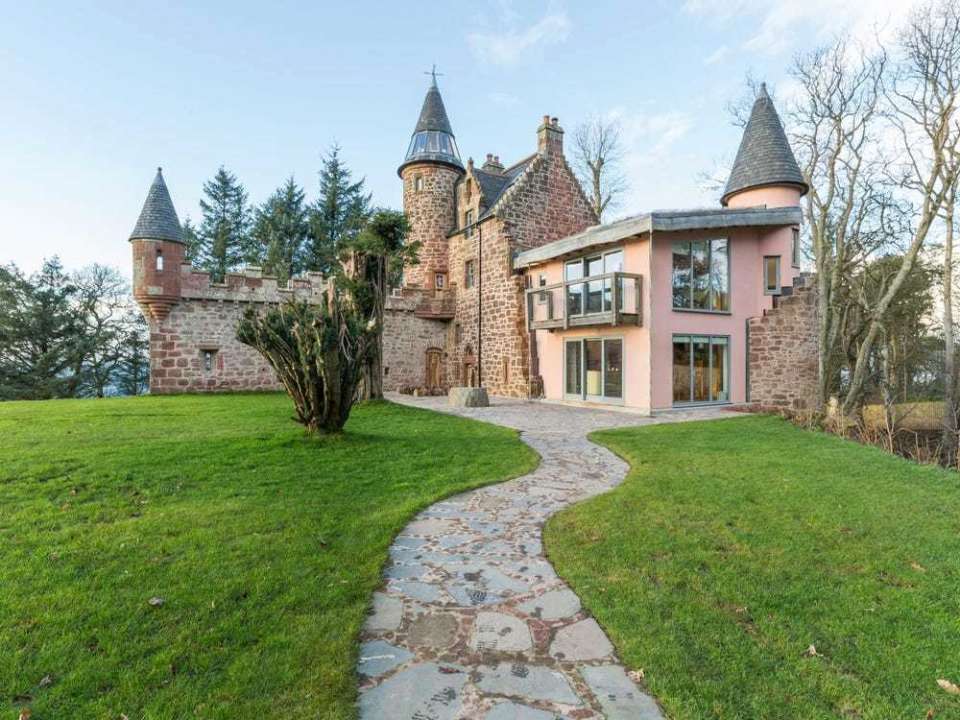 В Шотландии сдают в аренду древний розовый замок/Фото: The Travel Chapter Замок