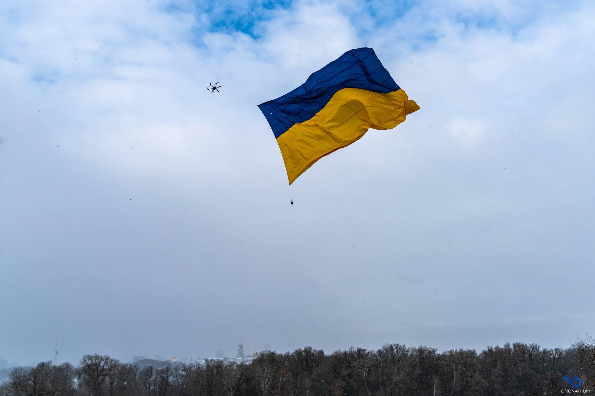 У День Соборності України над Києвом запустили величезний прапор/Фото: Facebook.com/DronariumUkraine У День Соборності України над Києвом запустили величезний прапор