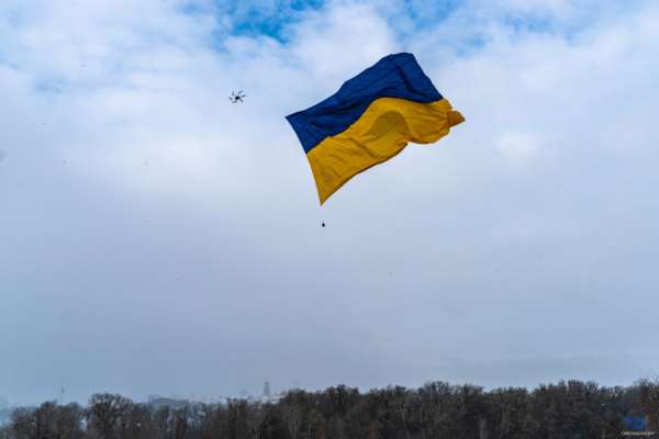 В День Соборности Украины над Киевом запустили огромный флаг/Фото: Facebook.com/DronariumUkraine В День Соборности Украины над Киевом запустили огромный флаг