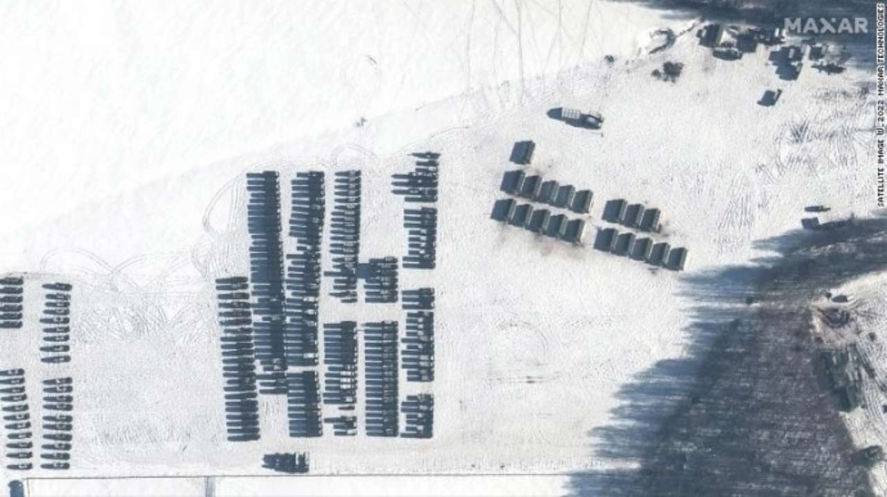 В радіусі 50 кілометрів від України: опубліковано нові супутникові знімки скупчення військ в Білорусі/Фото: Maxar Technologies Опубліковано нові супутникові знімки скупчень військ у Білорусі