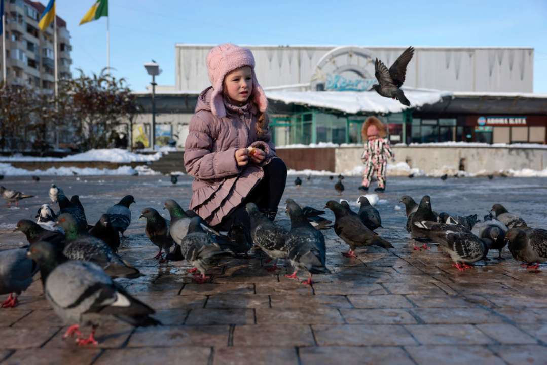 Майже кожна дитина в Україні позбавлена постійного світла та тепла/Фото: Getty Images Діти