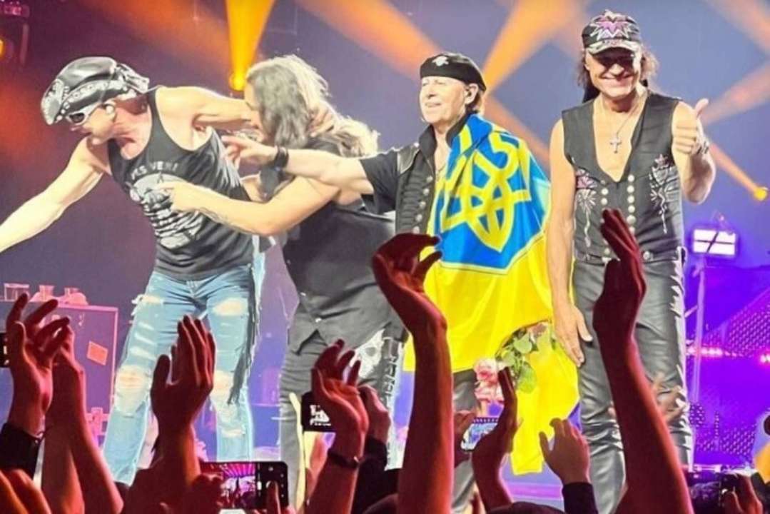 Легендарная группа Scorpions развернула на сцене сине-желтый флаг Легендарная группа Scorpions развернула на сцене сине-желтый флаг