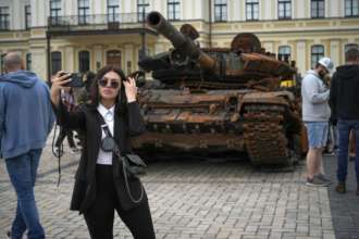 В Киеве перекроют Крещатик для проведения выставки/Фото: Christopher Furlong/Getty Images Выставка разрушенной техники россиян в Киеве