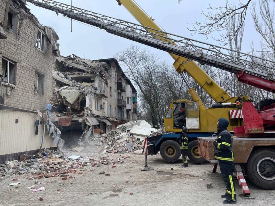 Аварійно-рятувальні роботи продовжуються/Фото: ДСНС У Селидовому знайшли тіло третьої жертви російського ракетного удару