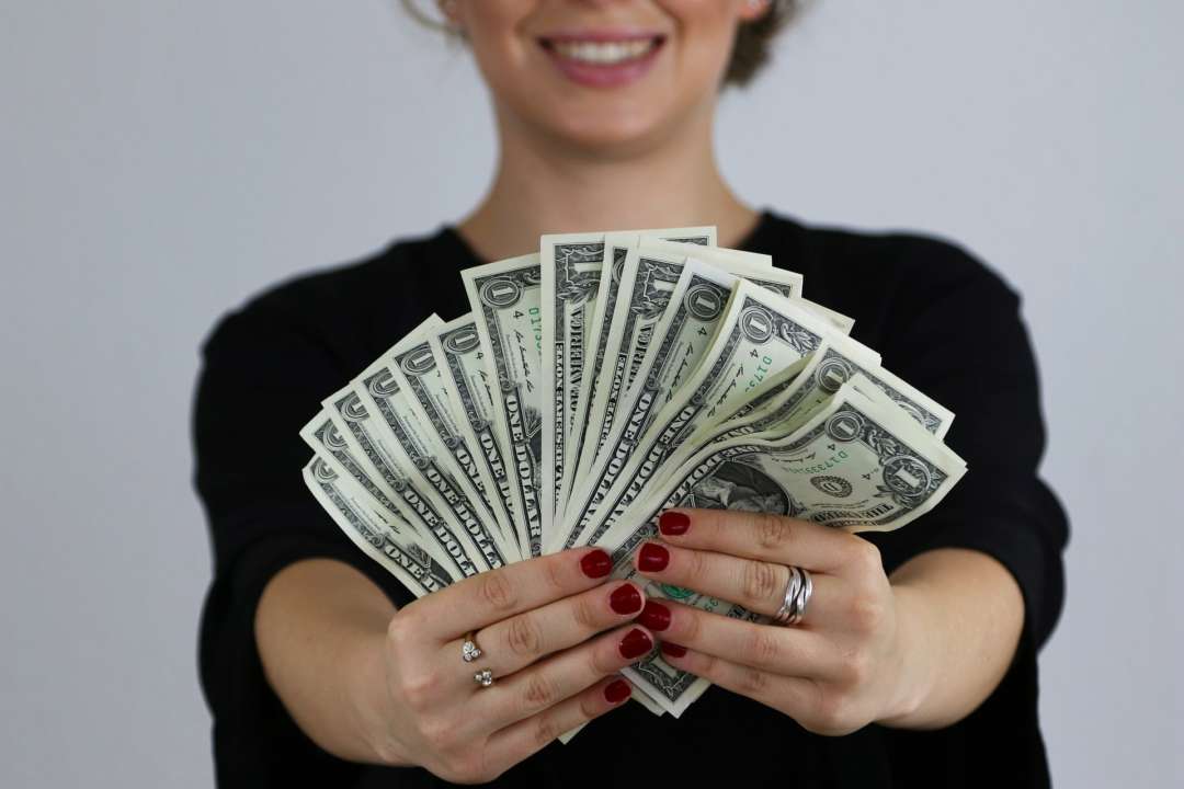 долар по 100 гривень