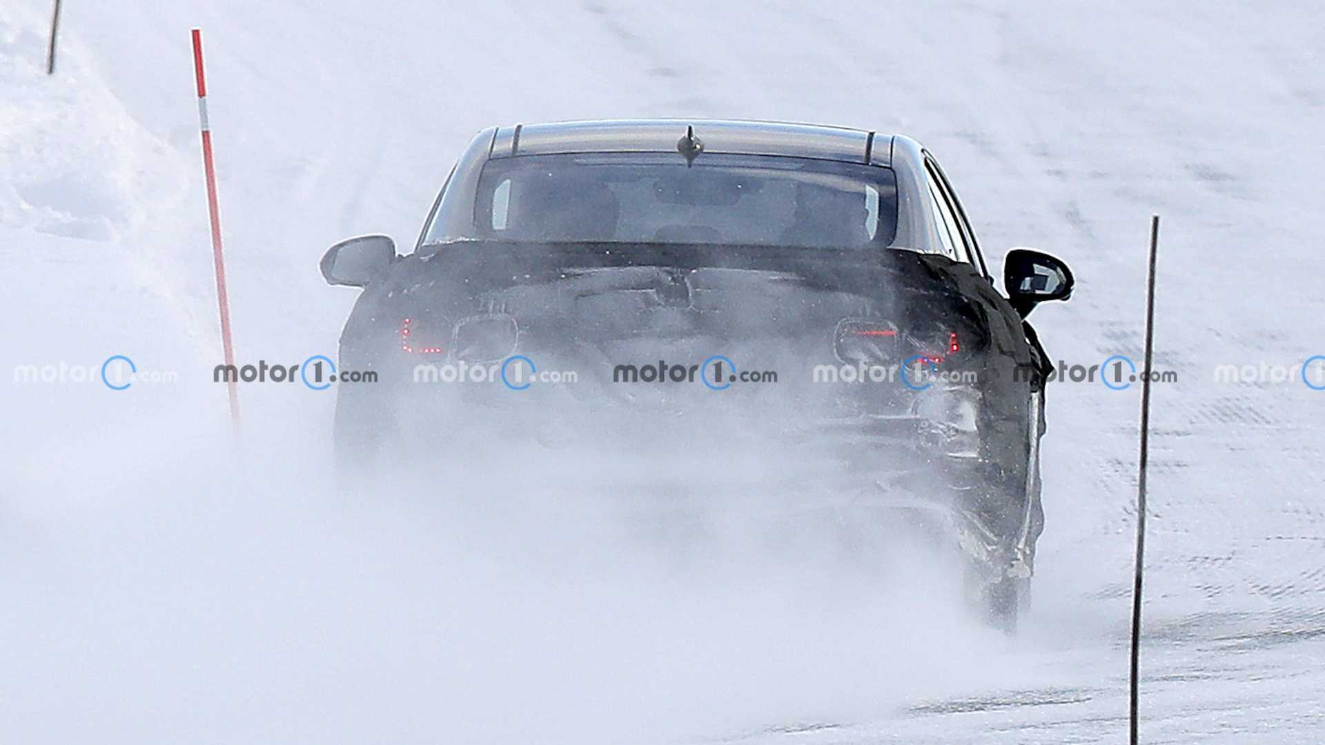 Фото: Motor1 Hyundai готовит масштабный редизайн популярной Sonata: появились первые шпионские фото