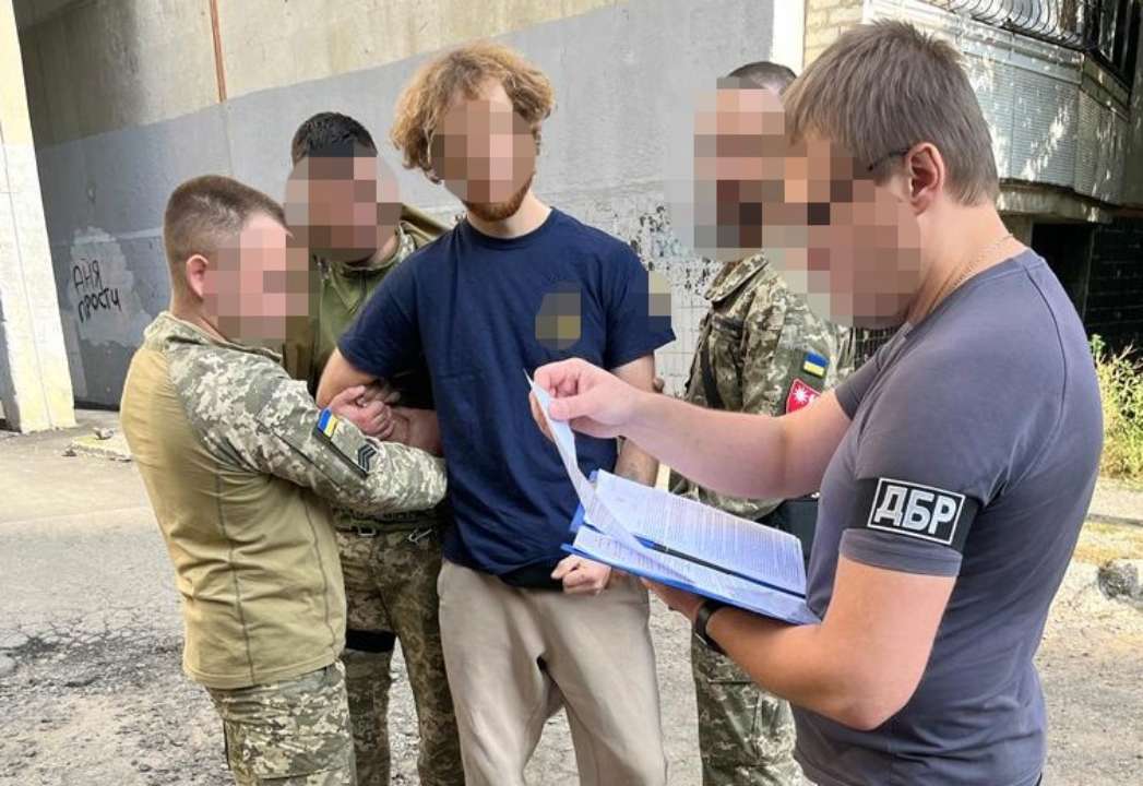 ДБР затримало чоловіка, який втік з військової частини / Фото: ДБР Насміхався над правоохоронцями та закликав його спіймати: ДБР затримало військового