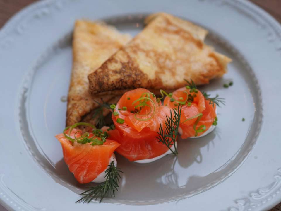 Млинці на айрані/Фото: pexels Ідеально смакують із солоними начинками: ніжні млинці на айрані