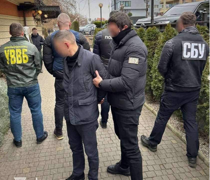 Военнослужащего задержали с поличным, изъяли денежные средства и телефон