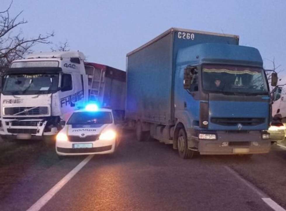 У Миколаївській області зіткнулися чотири фури