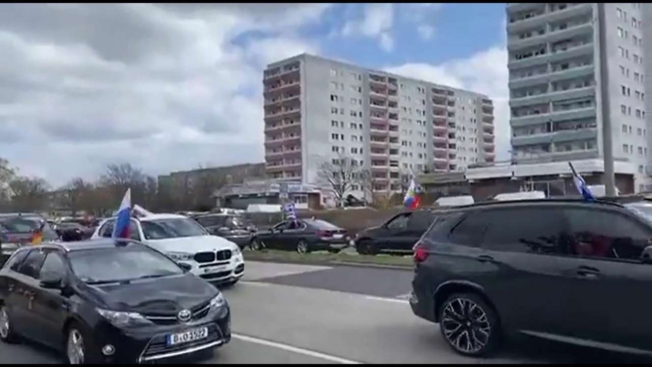 С флагами ссср, Казахстана и рф: в Германии устроили автопробег в поддержку войны россии