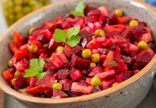 Рецепт вінегрету по-литовськи/Фото: shuba.food Яскраво і соковито: готуємо вінегрет із грибами по-литовськи