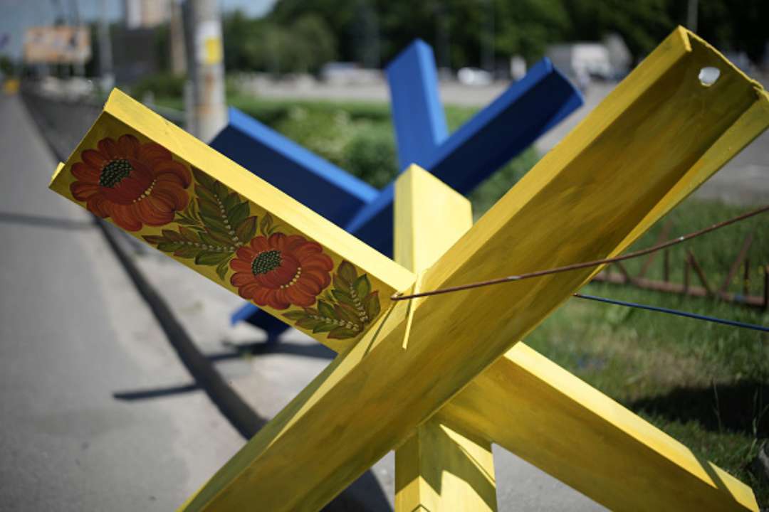 В Киеве мародеры разворовывают блокпосты/Фото: Christopher Furlong/Getty Images В Киеве мародеры разворовывают блокпосты: исчезают мешки с песком и противотанковые ежи