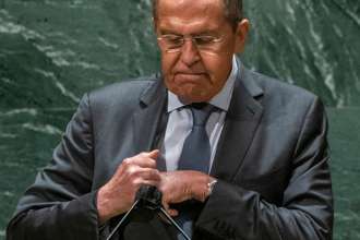 Лавров жорстко відреагував на запитання журналіста про українське зерно/Фото: Eduardo Munoz - Pool/Getty Images Лавров оскаженів від запитання журналіста про українське зерно. Відео