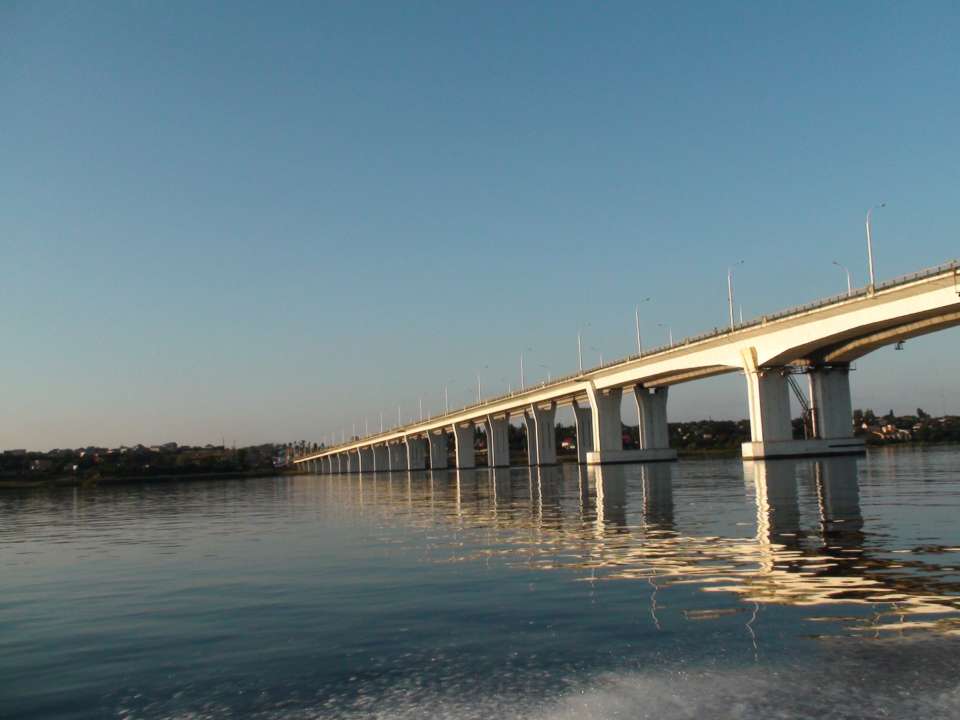 Українські військові підтвердили удар по Антонівському мосту / Фото: Wikimedia Commons Міст