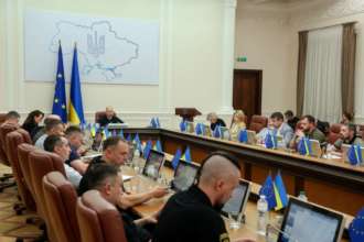 Систему оплати праці держслужбовців на основі класифікації посад планують запровадити з 1 січня 2024 року/Фото: Урядовий портал Систему оплати праці держслужбовців на основі класифікації посад планують запровадити з 1 січня 2024 року/Фото: Урядовий портал