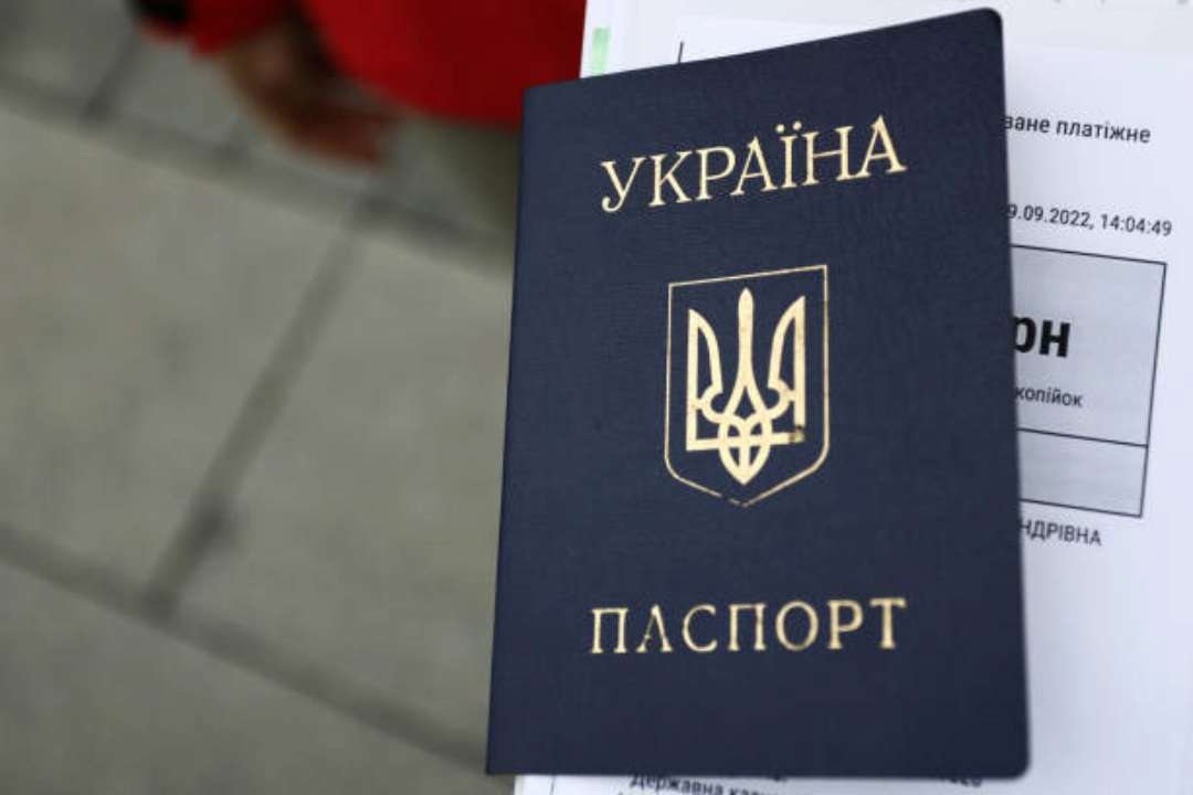 Молодь із Криму почала масово отримувати українські паспорти/Фото: Getty Images Готуються до деокупації: молодь із Криму почала масово отримувати українські паспорти