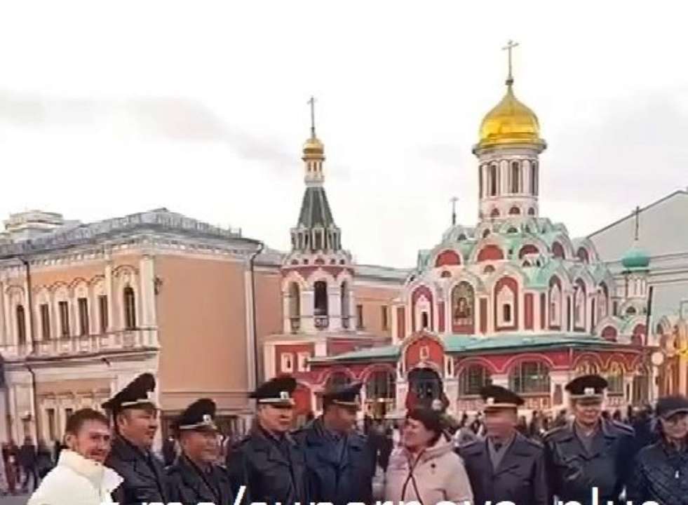 Північнокорейські офіцери прогулюються центром москви, а місцеві фотографуються з ними Північнокорейські офіцери прогулюються центром москви, а місцеві фотографуються з ними