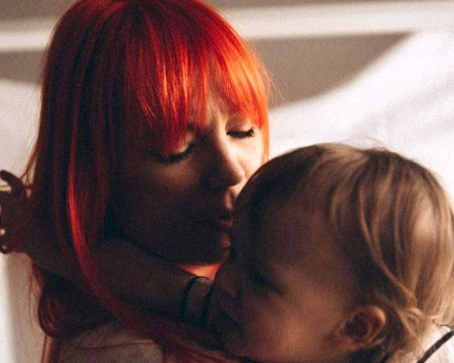 Помогают беженцам и ВСУ: кто из звезд остался с детьми в Украине