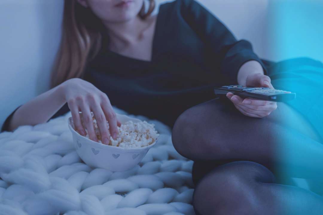 Чому не можна спати біля телевізора. Фото: Pexels/Автор-Jeshoots Вчені пояснили, чому не можна спати біля телевізора