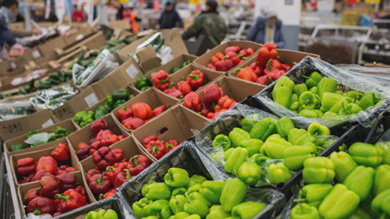 У Маріуполі окупанти значно підвищили ціни на продукти. Фото: Unsplash/Автор- Inna Маріупольський ринок
