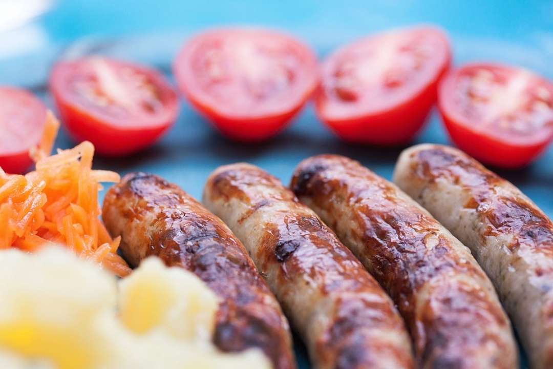 Сделать из полуфабриката деликатес: как вкусно приготовить сосиски