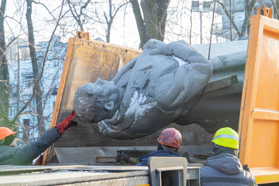 Чи підтримують кияни рішення влади демонтувати радянські пам'ятники – опитування