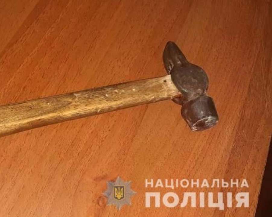 Жестокое ограбление: мужчина чуть не убил продавщицу магазина из-за денег