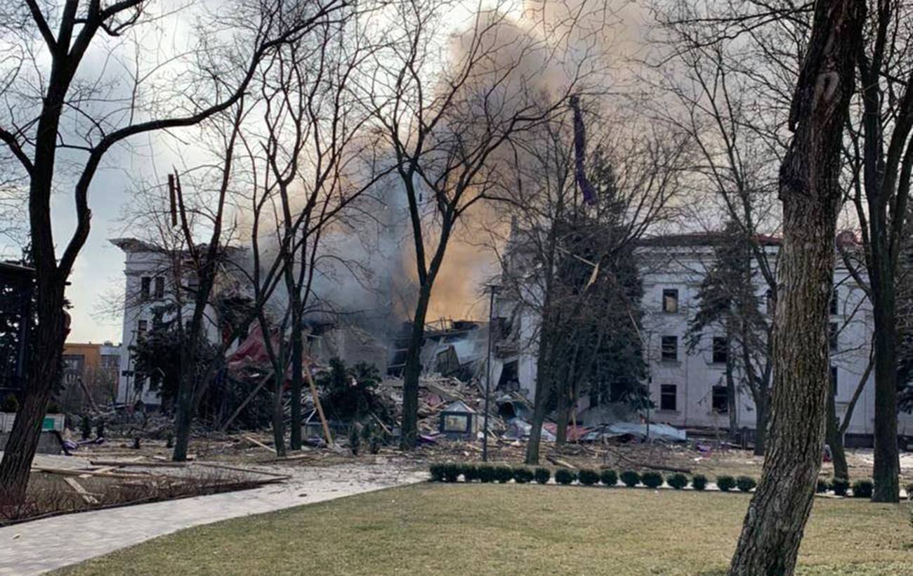 Оккупанты сбросили бомбу на драмтеатр в Мариуполе/Фото: Telegram/Автор: informatsia_obstanovka Мариуполь