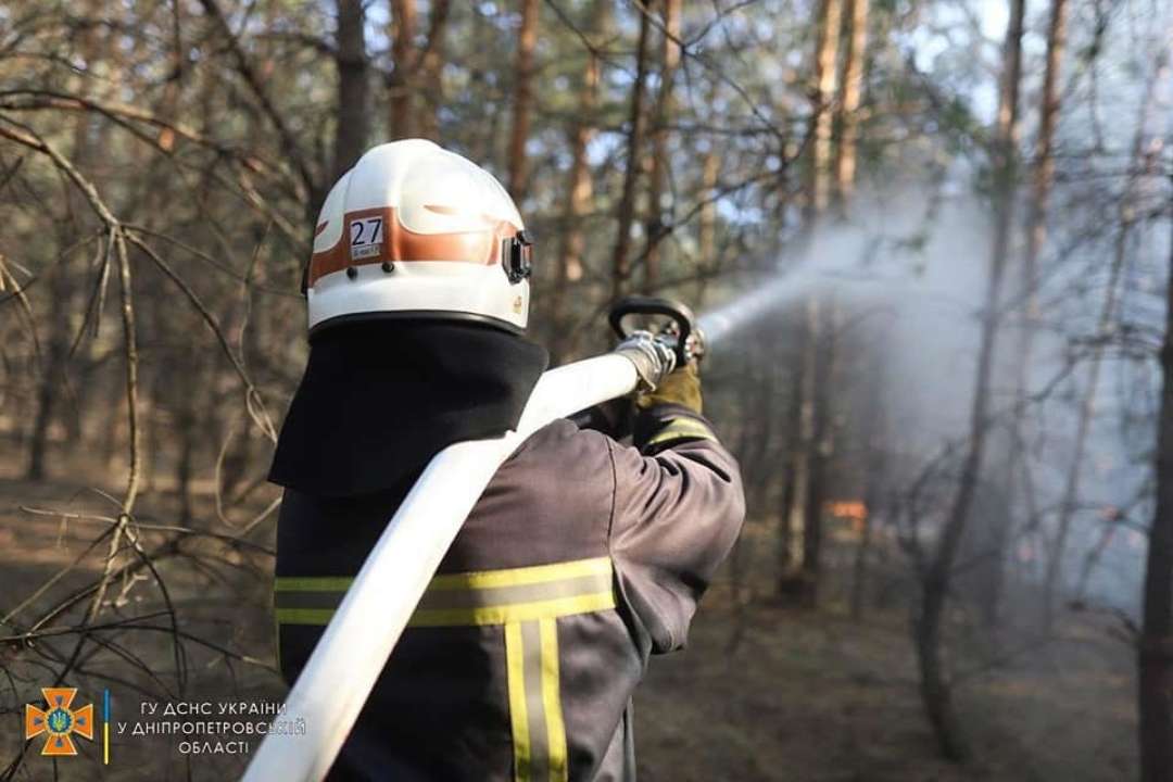 У Дніпрі пролунали вибухи/Фото: ДСНС України Окупанти завдали два ракетні удари по військовій частині у Дніпрі