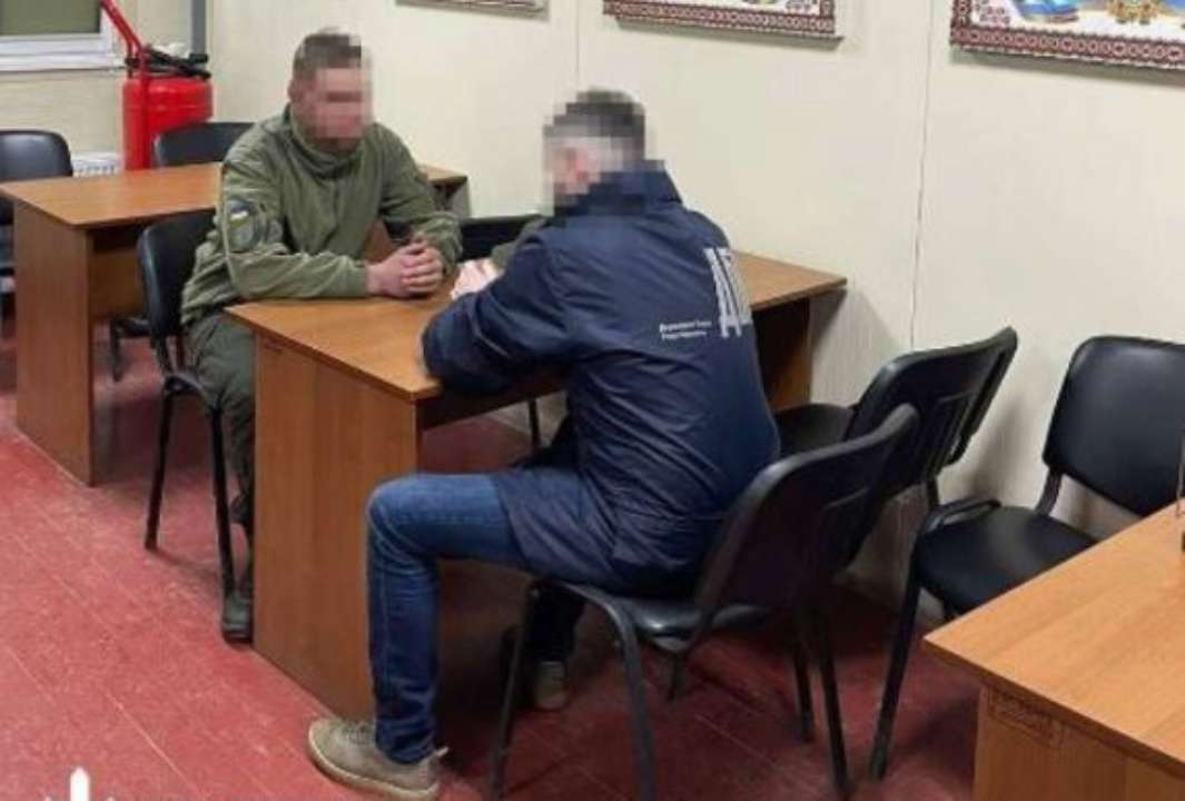 В середине апреля в сети Интернет появилось видео, на котором офицер нецензурно ругается и избивает военнослужащего В середине апреля в сети Интернет появилось видео, на котором офицер нецензурно ругается и избивает военнослужащего