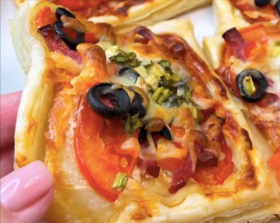 Рецепт мини-пиццы на скорую руку / Фото: instagram/vistovska_cooking Рецепт мини-пиццы на скорую руку / Фото: instagram/vistovska_cooking