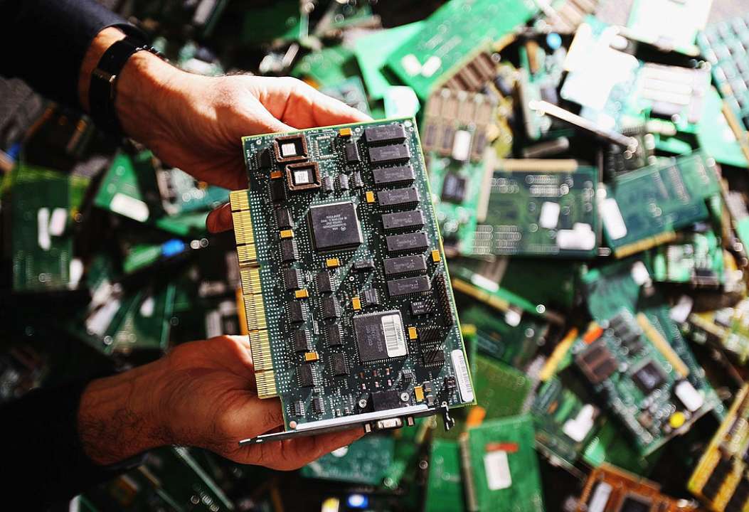 Ученые обнаружили вещество, которое помогает извлекать золото из электронных отходов/Фото: Ian Waldie/Getty Images Электронные отходы