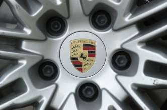 З'явилися шпигунські фото Porsche K1/Фото: Sean Gallup/Getty Images Колесо з логотипом Porsche
