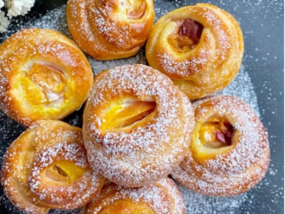 Это должен попробовать каждый: розовые булочки с сыром и персиками