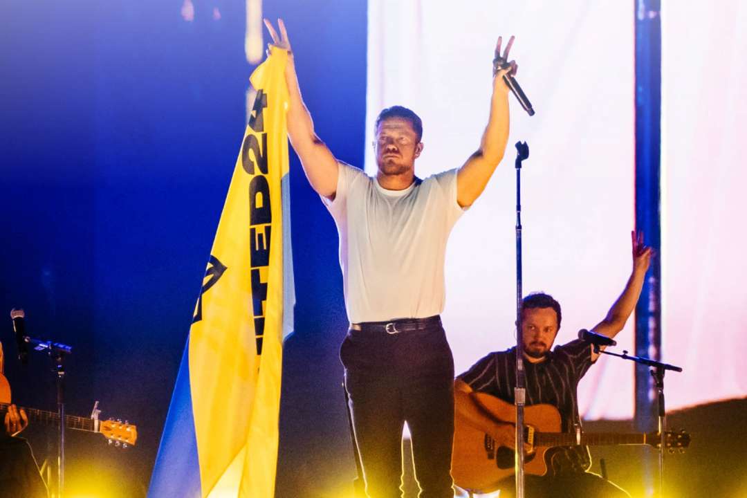 Imagine Dragons поддержали Украину во время концерта в Чикаго / Фото: UNITED24 Imagine Dragons в очередной раз поддержали Украину: группа подняла сине-желтый флаг на концерте