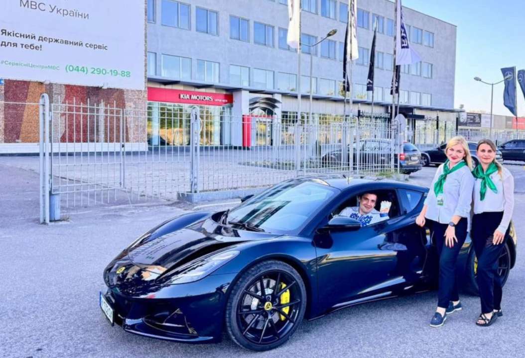 Уникальный автомобиль Lotus Emira впервые зарегистрирован в сервисном центре МВД в Харьковской обл