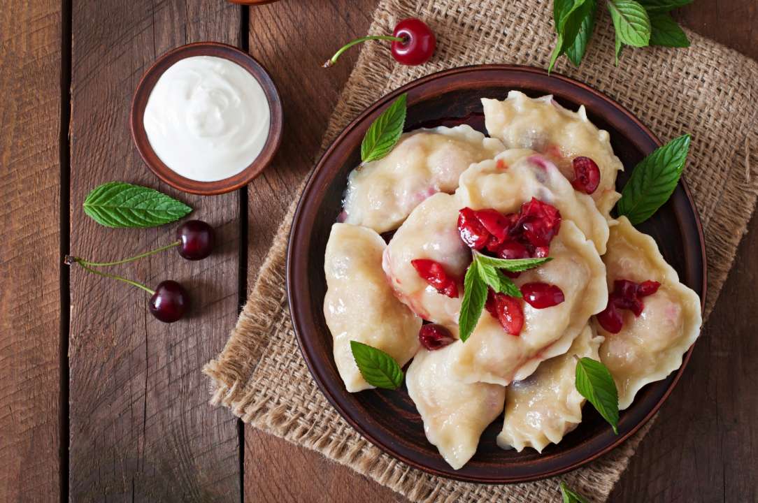 Нежные вареники с вишней / Фото: freepik Нежные вареники с вишней на пару: десерт, который приготовит каждый