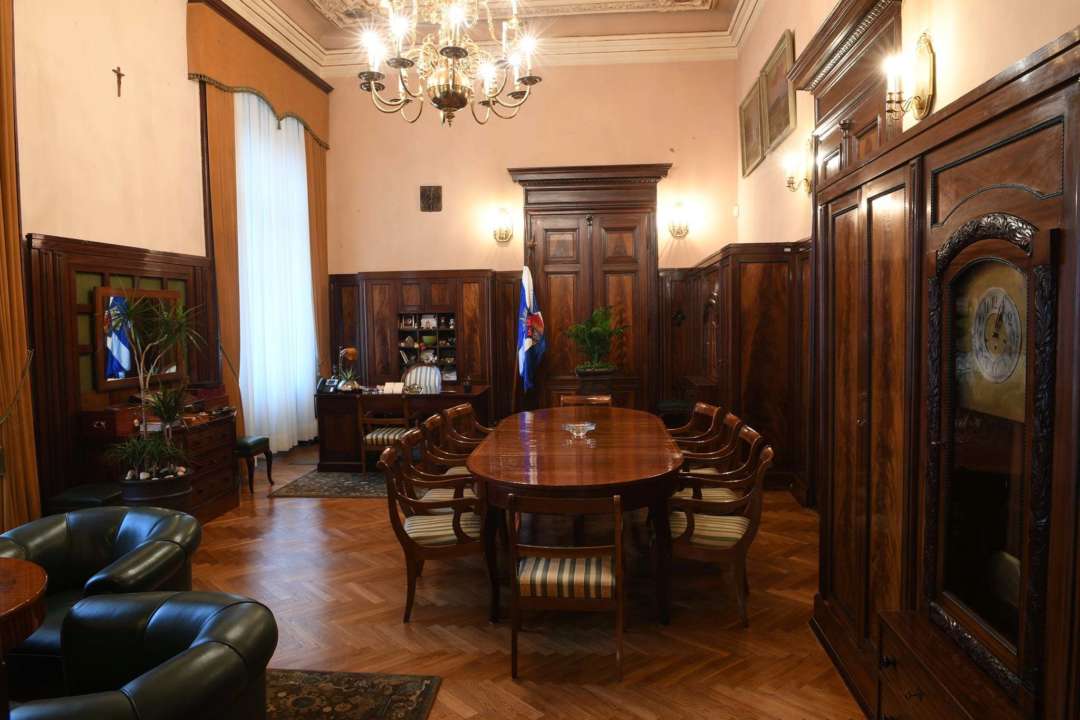 facebook.com/jacek.majchrowski Президента Кракова оштрафовали за курение на работе