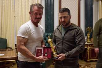 Шон Пенн передал свой "Оскар" Владимиру Зеленскому до окончания войны / Фото: Офис президента Американский актер Шон Пенн передал Зеленскому свою статуэтку "Оскар" до конца войны