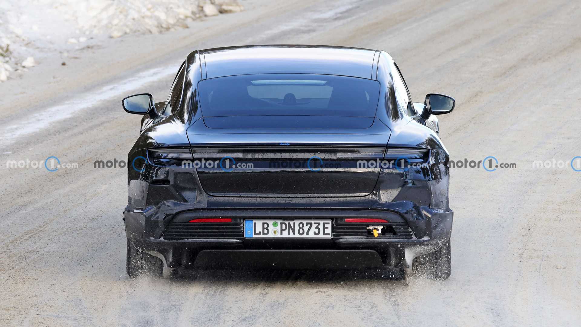 Фото: motor1 Появились шпионские фото нового Porsche Taycan в трех комплектациях