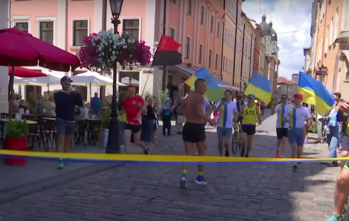 Спортсмен біг задом наперед, щоб зібрати для військових гроші / Фото: youtube.com/@tsn