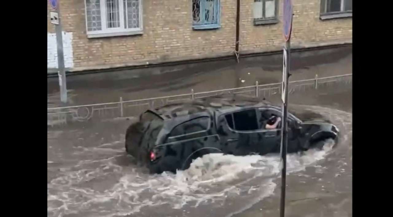 У Києві пройшла потужна злива/Фото: скрін відео Київ накрила потужна злива: людей зносило потоками води. Відео