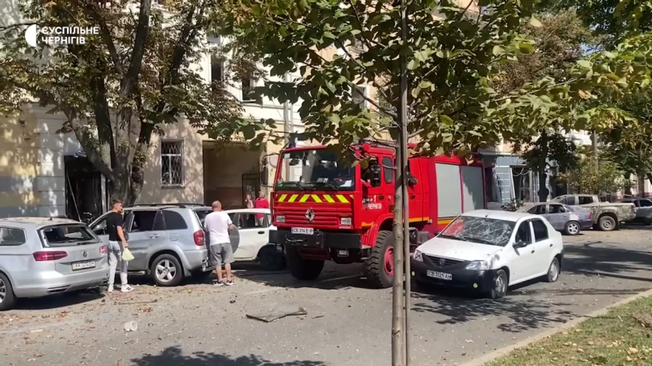 Росіяни обстріляли центр Чернігова/Кадр з відео Суспільного Рашисти вдарили ракетою по центру Чернігова: є загиблі та поранені
