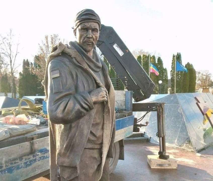 в Нежине установили памятник Герою Александру Мациевскому/Фото: Tsaplienko "Слава Украине!": в Нежине установили памятник Герою Александру Мациевскому