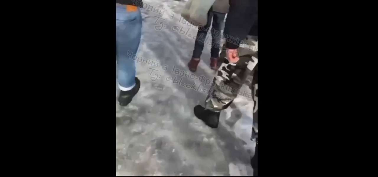 Б'ють людей і знімають на відео: в Івано-Франківську розшукують псевдоскінхедів