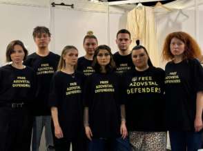 Українську делегацію на Євробаченні оштрафовано за футболки / Фото: instagram.com/alyona.alyona.official Українська делегація на Євробаченні оштрафована за футболки з принтом FREE AZOVSTAL DEFENDERS