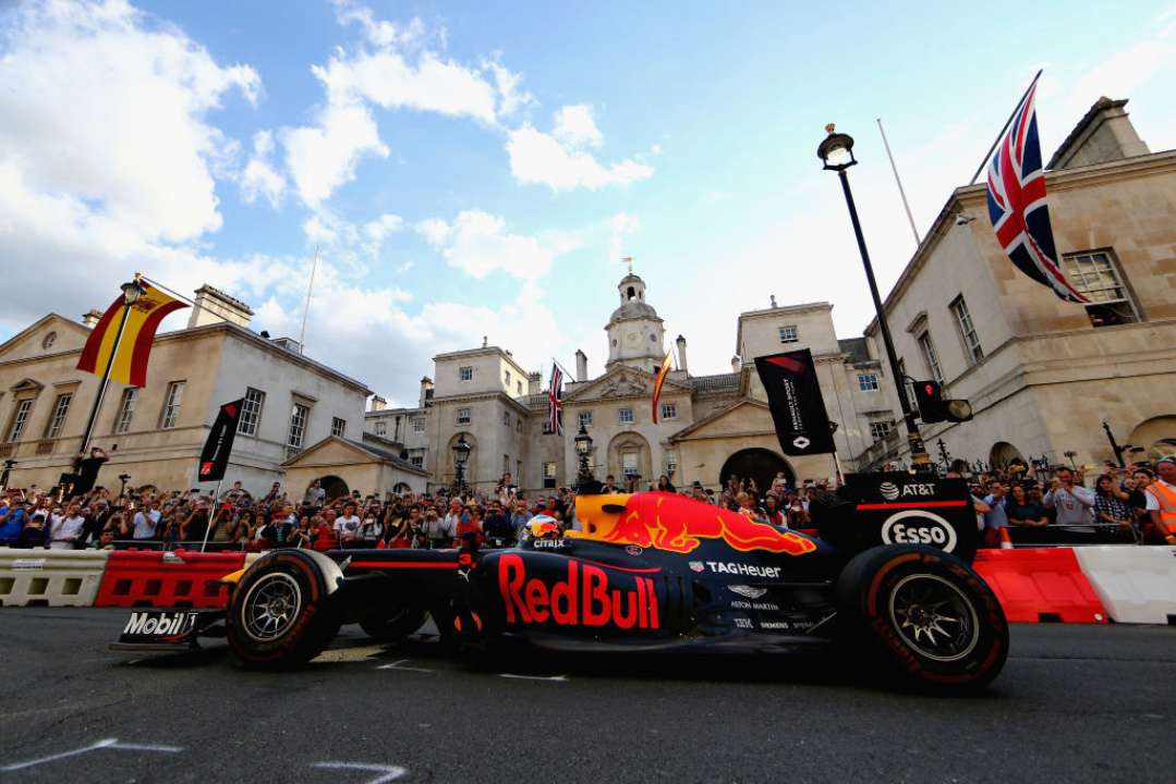 Как работают камеры на болиде "Формулы-1"/Фото: Clive Mason/Getty Images for Formula 1 Небольшое технологическое чудо: вот как устроены камеры на болиде "Формулы-1"