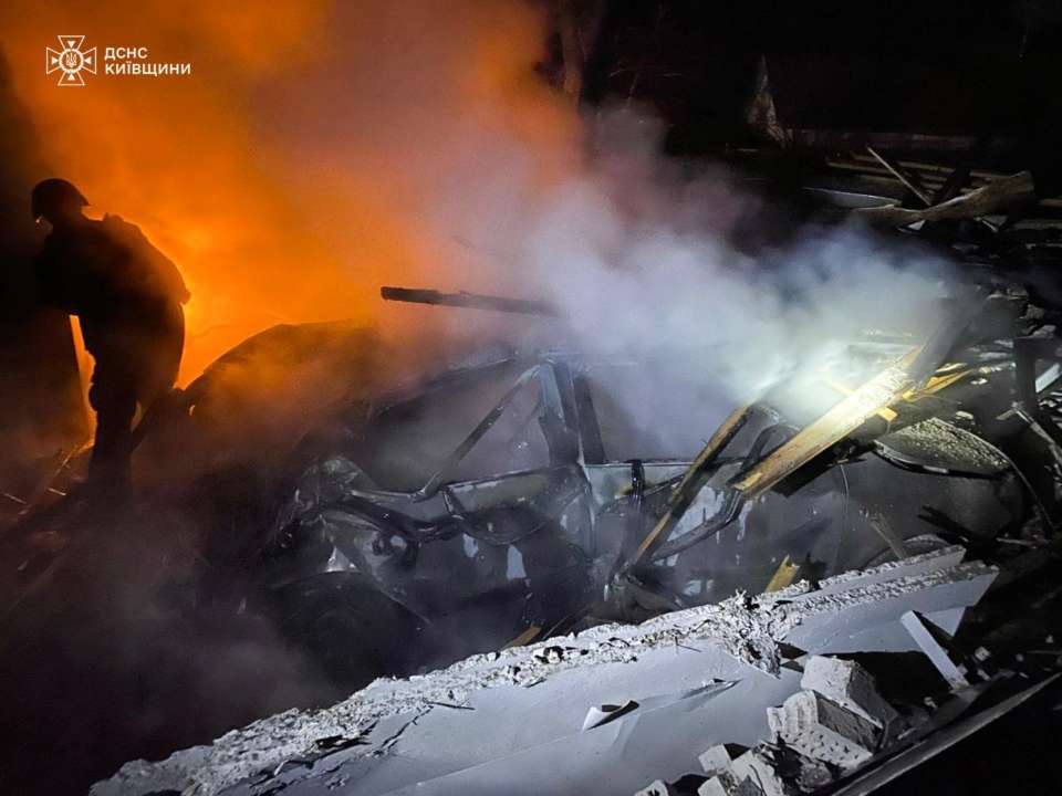 В Киевской области из-за российской атаки возник пожар/Фото: dsns_telegram В результате атаки БПЛА в Киевской области повреждены жилые дома, автомобили и хозпостройки